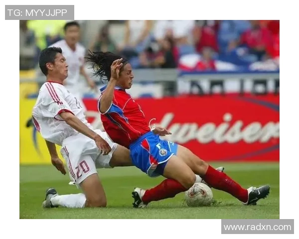 足球明星与可爱小女孩的温馨瞬间分享与回忆